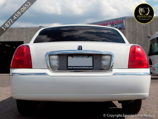 Lincoln Stretched Town Car Image 3